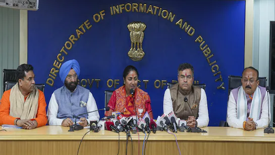 दिल्ली में पहले दिन से एक्शन में दिखीं मुख्यमंत्री रेखा गुप्ता, PWD और जल बोर्ड अधिकारियों संग बैठक, टूटी सड़कों सहित कई मुद्दों पर की चर्चा