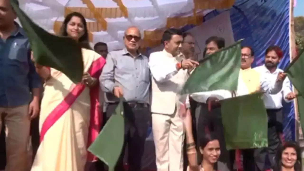 गोवा-प्रयागराज महाकुंभ स्पेशल ट्रेन: मुख्यमंत्री प्रमोद सावंत ने श्रद्धालुओं से भरी ट्रेन को दिखाई हरी झंडी