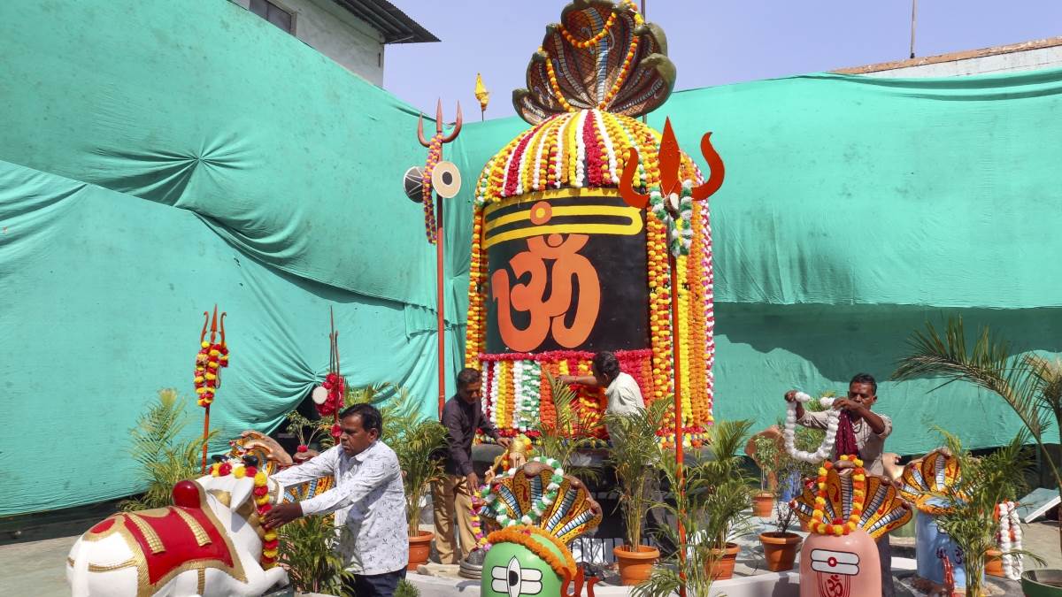 महाशिवरात्रि 2025: हर-हर महादेव के जयकारों से गूंजे शिवालय, महाकुंभ से काशी तक उमड़ा भक्तों का सैलाब