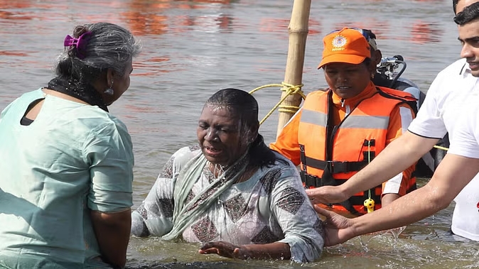Mahakumbh 2025: संगम में राष्ट्रपति द्रौपदी मुर्मु ने लगाई पवित्र डुबकी, प्रवासी पक्षियों को खिलाया दाना