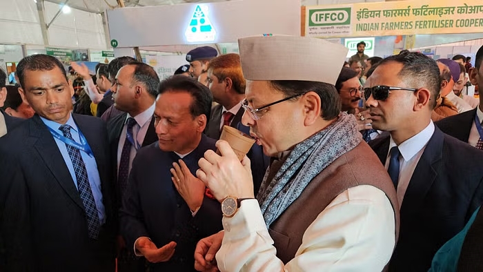 Uttarakhand: पंतनगर विश्वविद्यालय के कृषि विज्ञान सम्मेलन में पहुंचे सीएम धामी, बोले नवाचार से बदलेगी किसानों की तकदीर, मडुआ की बर्फी का लिया आनंद