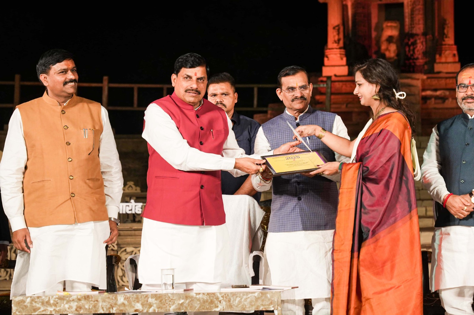 मध्य प्रदेश के खजुराहो में बना वर्ल्ड रिकॉर्ड, मुख्यमंत्री मोहन यादव ने कलाकारों का बढ़ाया हौसला