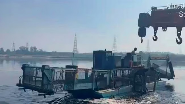 Yamuna Cleaning: दिल्ली में यमुना की सफाई शुरू, कचरा हटाने के लिए नदी में उतरीं मशीनें, 5 चरणों में शुरू हुआ सफाई अभियान