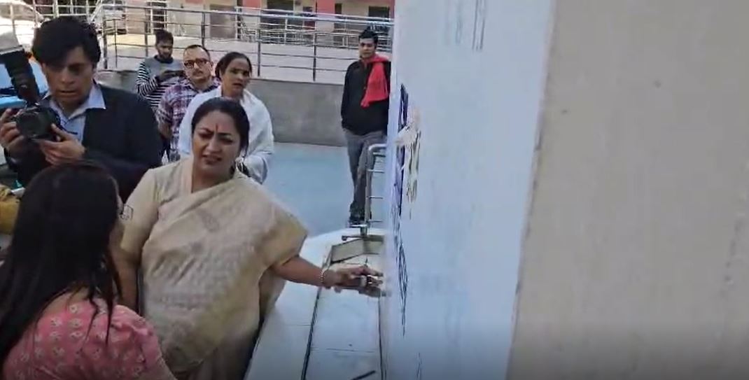 Delhi: सीएम रेखा गुप्ता ने स्कूलों का किया निरीक्षण जताई नाराजगी, बोलीं “बच्चों की बुनियादी जरूरतों में लापरवाही बर्दाश्त नहीं”
