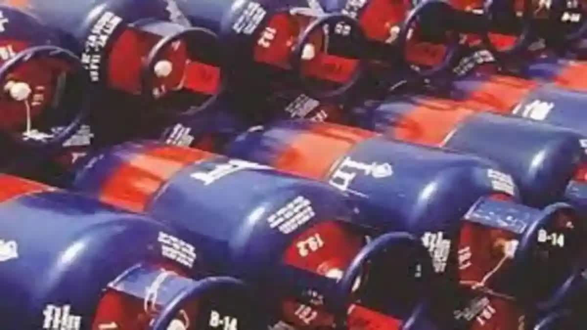 LPG Price Hike: देशभर में बढ़े कमर्शियल एलपीजी सिलेंडर के दाम, जानिए नई कीमतें