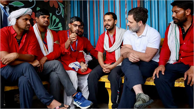 Delhi: कुलियों का दर्द बयां करते राहुल गांधी, बोले- भगदड़ में जान बचाने वालों की आवाज नहीं सुनी जा रही