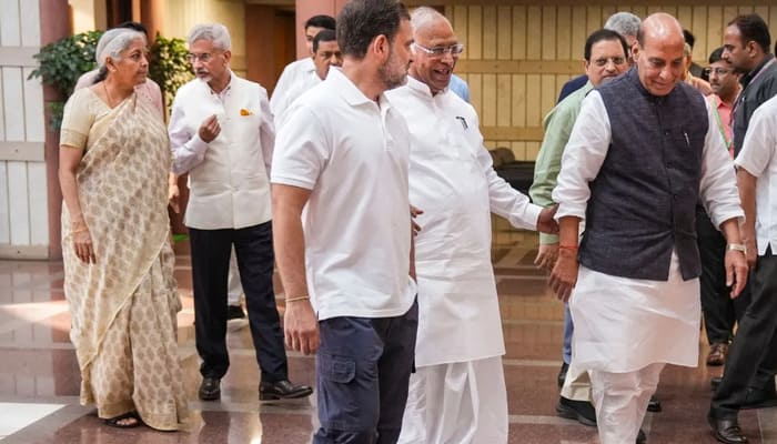Operation Sindoor: संसद परिसर में सर्वदलीय बैठक, सभी दलों ने सेना को दिया समर्थन