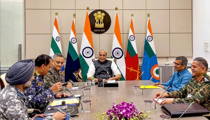 India: राजनाथ और सेना प्रमुखों की हंसती तस्वीर वायरल, ऑपरेशन सिंदूर की सफलता का जश्न!