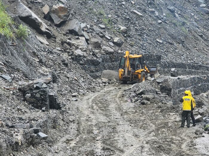 Uttarakhand News: केदारनाथ धाम यात्रा में बढ़ी कठिनाई, श्रद्धालु कर रहे लंबा और चुनौतीपूर्ण पैदल सफर