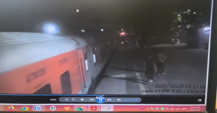 Delhi: महिला कांस्टेबल पूनम कुमारी ने दिखाई बहादुरी, चलती ट्रेन में गिरती महिला यात्री की बचाई जान शाहदरा स्टेशन पर बड़ा हादसा RPF की मुस्तैदी से टला