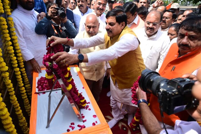 Bhopal : पं. दीनदयाल उपाध्याय जयंती पर सीएम मोहन यादव ने किया पुष्पांजलि एवं कन्या पूजन