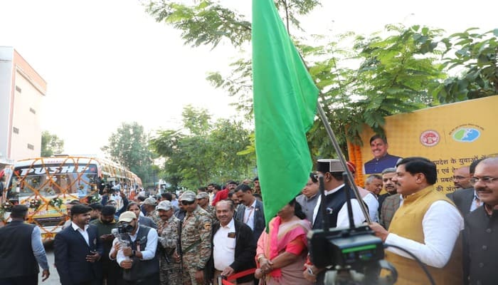 MP News: CM डॉ. मोहन यादव ने 'माँ तुझे प्रणाम योजना' के तहत 144 युवतियों को अंतर्राष्ट्रीय सीमा भ्रमण के लिए किया रवाना