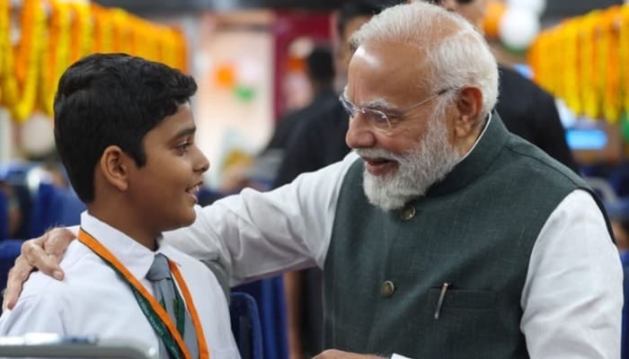 Varanasi : पीएम मोदी ने छात्र की कविता सुन कर दी शाबाशी, कहा – काशी के बच्चों पर गर्व है