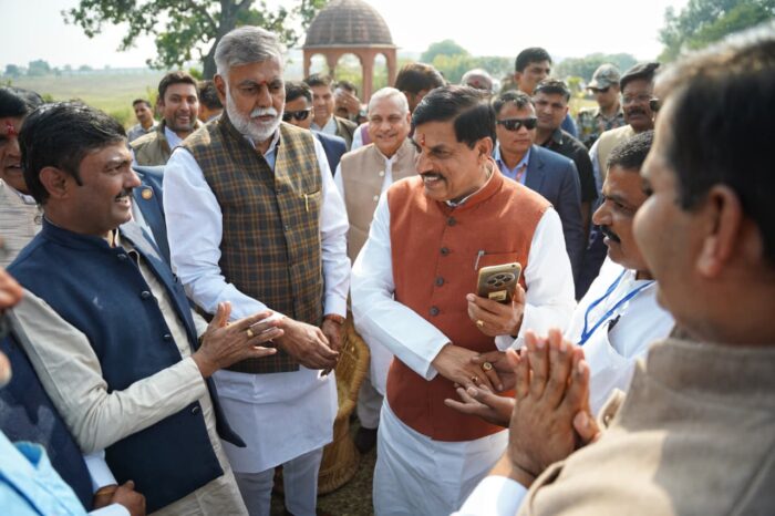 Vidisha: किसानों से मिले CM मोहन यादव, भावांतर योजना व लखपति दीदी योजना पर किया संवाद