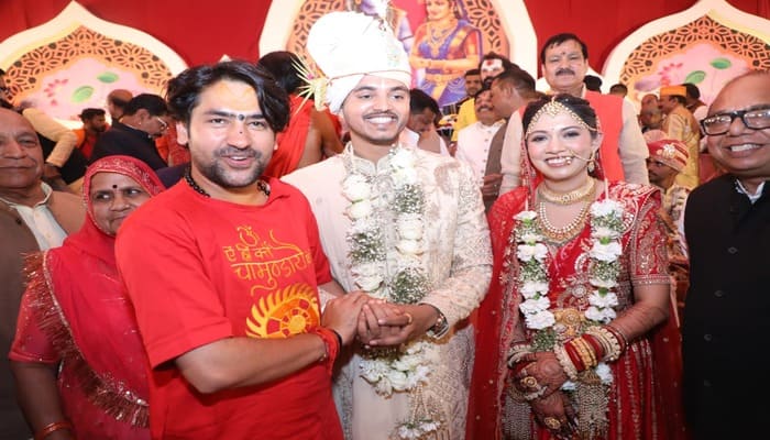 MP News: CM डॉ. मोहन यादव ने अपने बेटे का सामूहिक विवाह कार्यक्रम में शादी कराकर पेश की सादगी की मिशाल