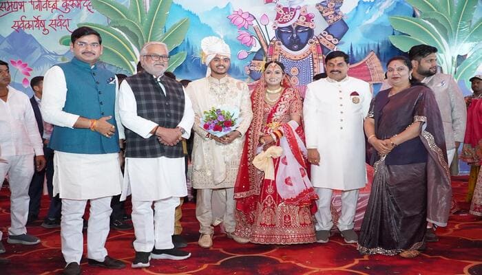MP News: उज्जैन सामूहिक विवाह समारोह में नवदंपति डॉ. अभिमन्यु यादव और डॉ. इशिता को मिली बधाइयाँ और आशीर्वाद