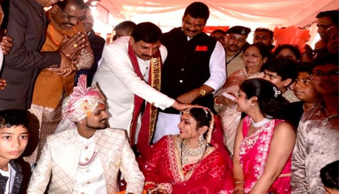 Mp News: CM डॉ. मोहन यादव ने उज्जैन में सामूहिक विवाह समारोह में नवदंपतियों को आशीर्वाद दिया