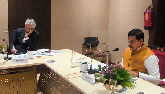 MP News: खजुराहो में एमएसएमई एवं इंडस्ट्रीज विभाग की समीक्षा बैठक जारी