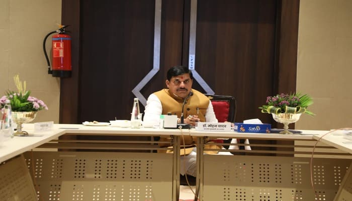 MP News: खजुराहो में राजस्व विभाग की समीक्षा बैठक जारी