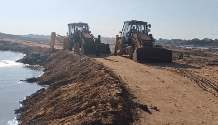 Balaghat: वैनगंगा नदी में अवैध रेत खनन पर बड़ी कार्रवाई, ठेकेदार ने बनाया था 1 किमी लंबा रास्ता