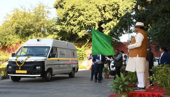 MP News: सीएम डॉ. मोहन यादव ने 57 मोबाइल फॉरेंसिक वैन को दिखाई हरी झंडी