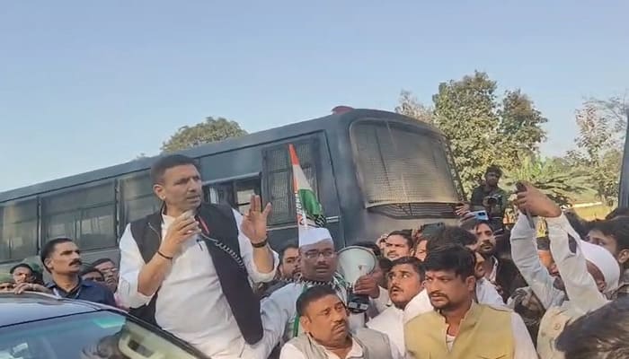 MP News: धीरौली कोल ब्लॉक में पेड़ों की कटाई पर सिंगरौली में सियासी घमासान, कांग्रेस का सड़क पर बैठकर विरोध