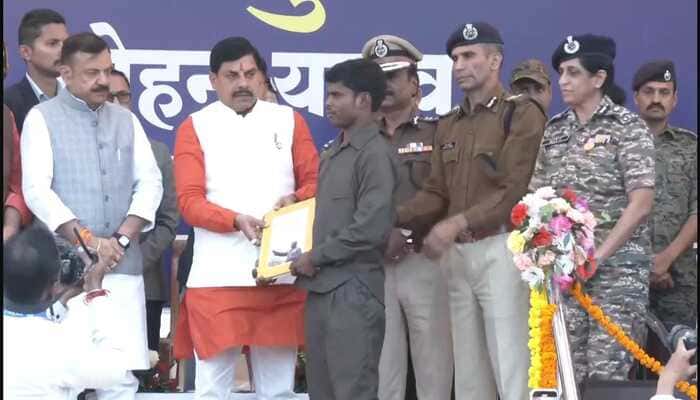 Mp News: पहली बार 10  नक्सली सरेंडर, CM मोहन यादव  के समक्ष डाले हथियार...