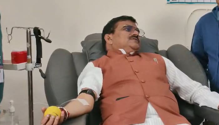 MP News: सांसद ने किया गरीब महिला को अपना ब्लड डोनेट