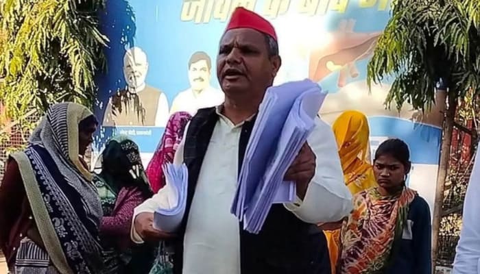 Shivpuri News: पंचायत में लाखों के भ्रष्टाचार का आरोप – 3,000 पन्नों के सबूत लेकर कलेक्टर कार्यालय पहुंचे शिकायतकर्ता