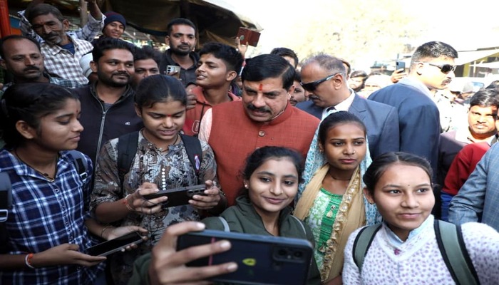 Mp News: खजुराहो में बस स्टॉप पर रुके CM डॉ. मोहन यादव, कॉलेज छात्राओं से की मुलाकात