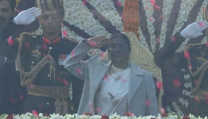 New Delhi: कर्तव्य पथ पर गणतंत्र दिवस की भव्य परेड, राष्ट्रपति द्रौपदी मुर्मू ने फहराया तिरंगा