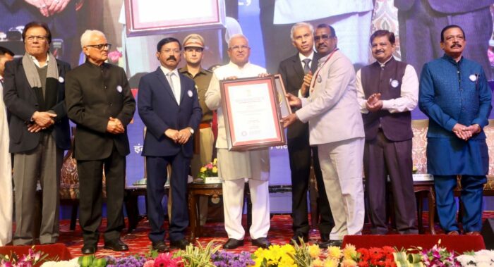 Bhopal: SIR-2026 में बैतूल ने रचा कीर्तिमान, राज्यपाल के हाथों कलेक्टर नरेन्द्र सूर्यवंशी सम्मानित