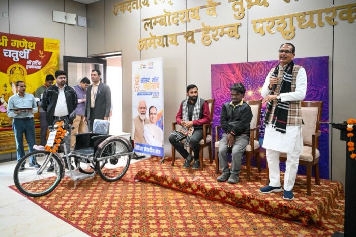 Bhopal: शिवराज सिंह चौहान ने दिखाई संवेदनशीलता, दिव्यांग पन्नालाल को भेंट की मोटराइज्ड ट्राईसाइकिल