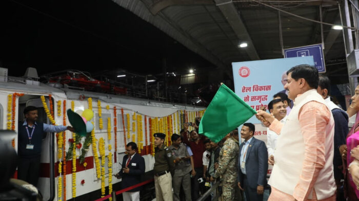 नई एक्सप्रेस ट्रेन को डॉ. मोहन यादन ने दिखाई हरी झंडी, बोले- नई रेल भविष्य के विकास का नया रास्ता