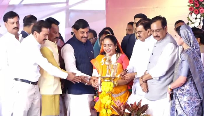 खंडवा में लाड़ली बहना योजना का 33वां राशि वितरण कार्यक्रम... CM डॉ. मोहन ने बहनों के खातों में की राशि अंतरण, विकास कार्यों का भूमिपूजन-लोकार्पण