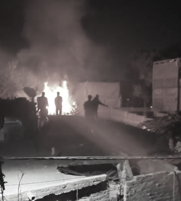 कैसे बुझे आग? पानी के पाइप बिना आग बुझाने पहुंची फायर ब्रिगेड की टीम