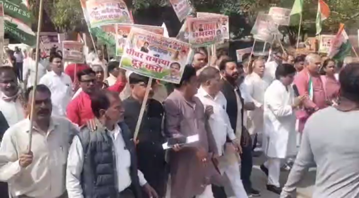 सीवर संकट को लेकर सड़कों पर उतरे लोग, पदयात्रा निकालकर जताया विरोध