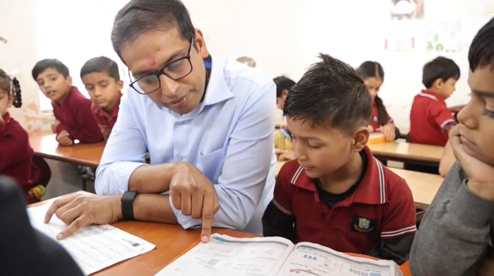 स्कूल का निरीक्षण करने पहुंचे संभाग आयुक्त, शिक्षकों को गुणवत्तापूर्ण शिक्षा सुनिश्चित कराने के दिए निर्देश