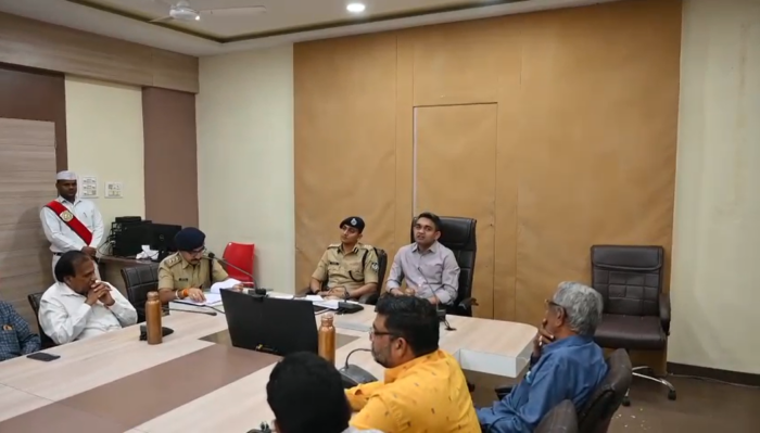 त्योहारों को लेकर कलेक्टर ने की बैठकः सभी से शांति व्यवस्था बनाने की अपील