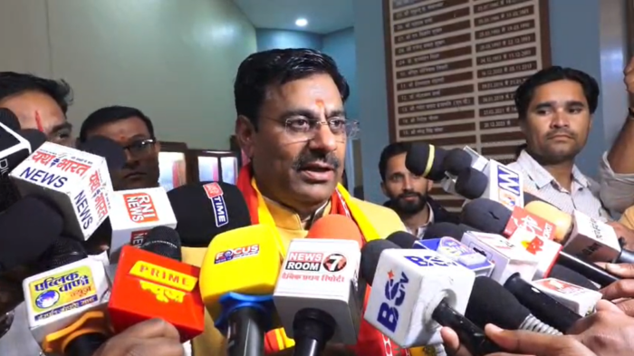 अधिकारी समय पर दफ्तर पहुंचेंगे तो कार्यों में आएगी तेजी- रामेश्वर शर्मा