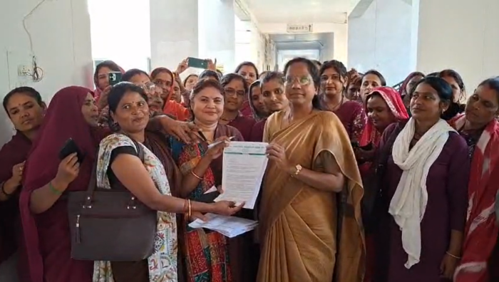 मानदेय की आस में आशा व ऊषा कार्यकर्ता सड़कों पर, कलेक्ट्रेट का किया घेराव