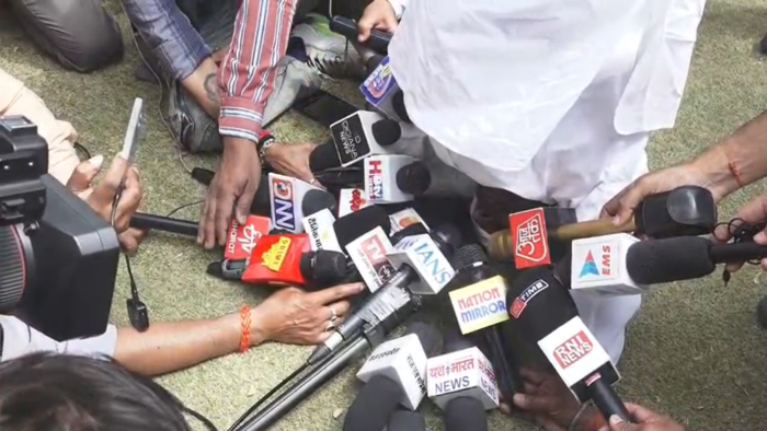 कांग्रेस विधायक का अनूठा प्रदर्शन, विधानसभा परिसर में शीर्षासन कर जताया विरोध