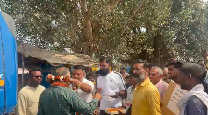 ग्रामीणों ने किया अनोखा प्रदर्शन, सरकारी सिस्टम पर करारा तमाचा