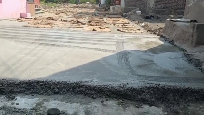 भ्रष्टाचार की सड़क! अवैध कॉलोनी में मानकों को ताक पर रखकर बन रही सड़क