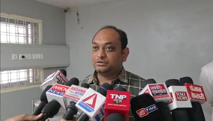 बुरहानपुर: जिला अस्पताल में सीएमएचओ डॉ. राजेंद्र वर्मा का औचक निरीक्षण, लापरवाही पर सख्त हिदायत