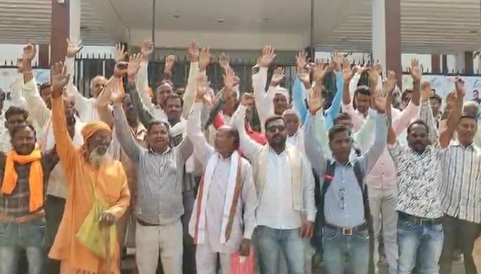 बुरहानपुर: दोगुना मुआवजा मांग को लेकर किसानों का प्रदर्शन, कलेक्टर कार्यालय घेराव