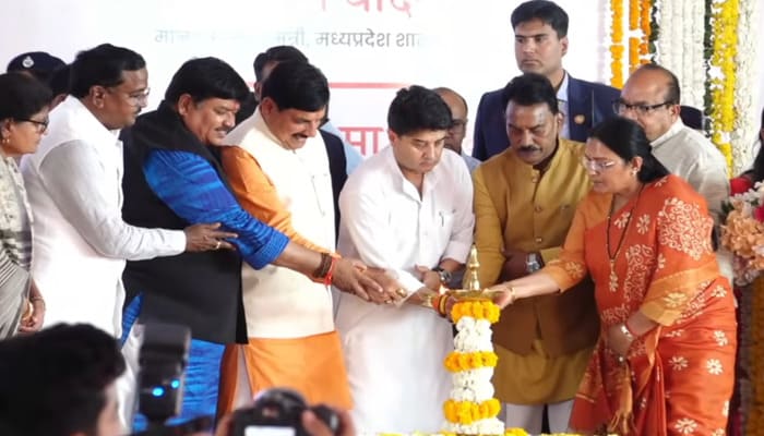 MP News: डाकपाल जनसेवा की रीढ़... उज्जैन में सीएम डॉ. मोहन यादव ने डाक विभाग की भूमिका को बताया ‘सशक्त सेना’