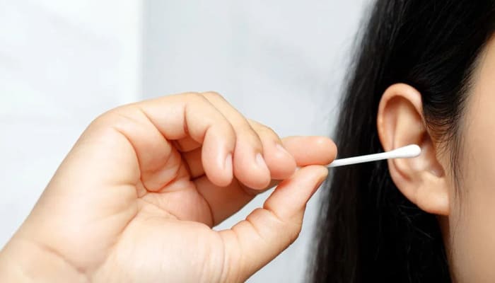 Health: कान में गंदगी (ईयर वैक्स) जम गई है? सही और सुरक्षित तरीका जानिए