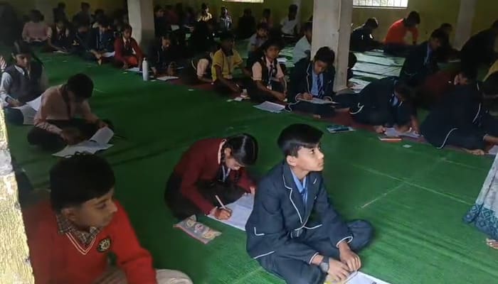 बोर्ड परीक्षा में बद-इंतजामी, कहीं जमीन पर बैठकर तो कहीं टपकती छत के नीचे परीक्षा