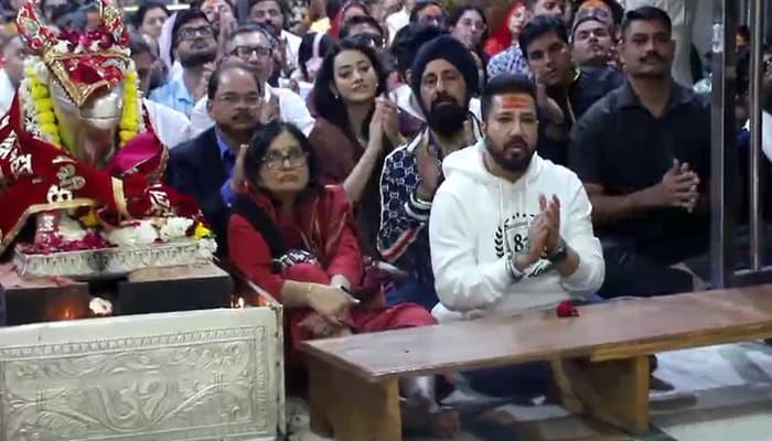 MP News: बॉलीवुड सिंगर मीका सिंह तड़के पहुंचे महाकाल मंदिर, भस्म आरती में हुए शामिल, बोले - भक्ति का अनुभव अद्भुत है